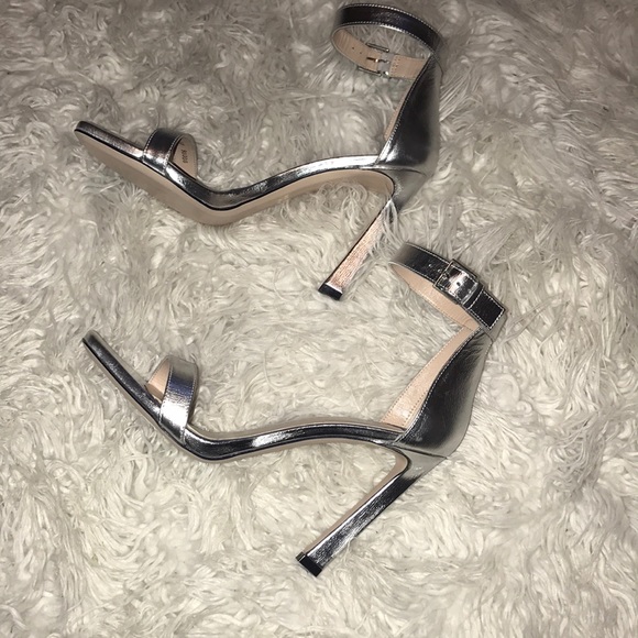 🔥HP🔥Stuart Weitzman silver sandals🔥🔥🔥🔥🔥 - Picture 6 of 6